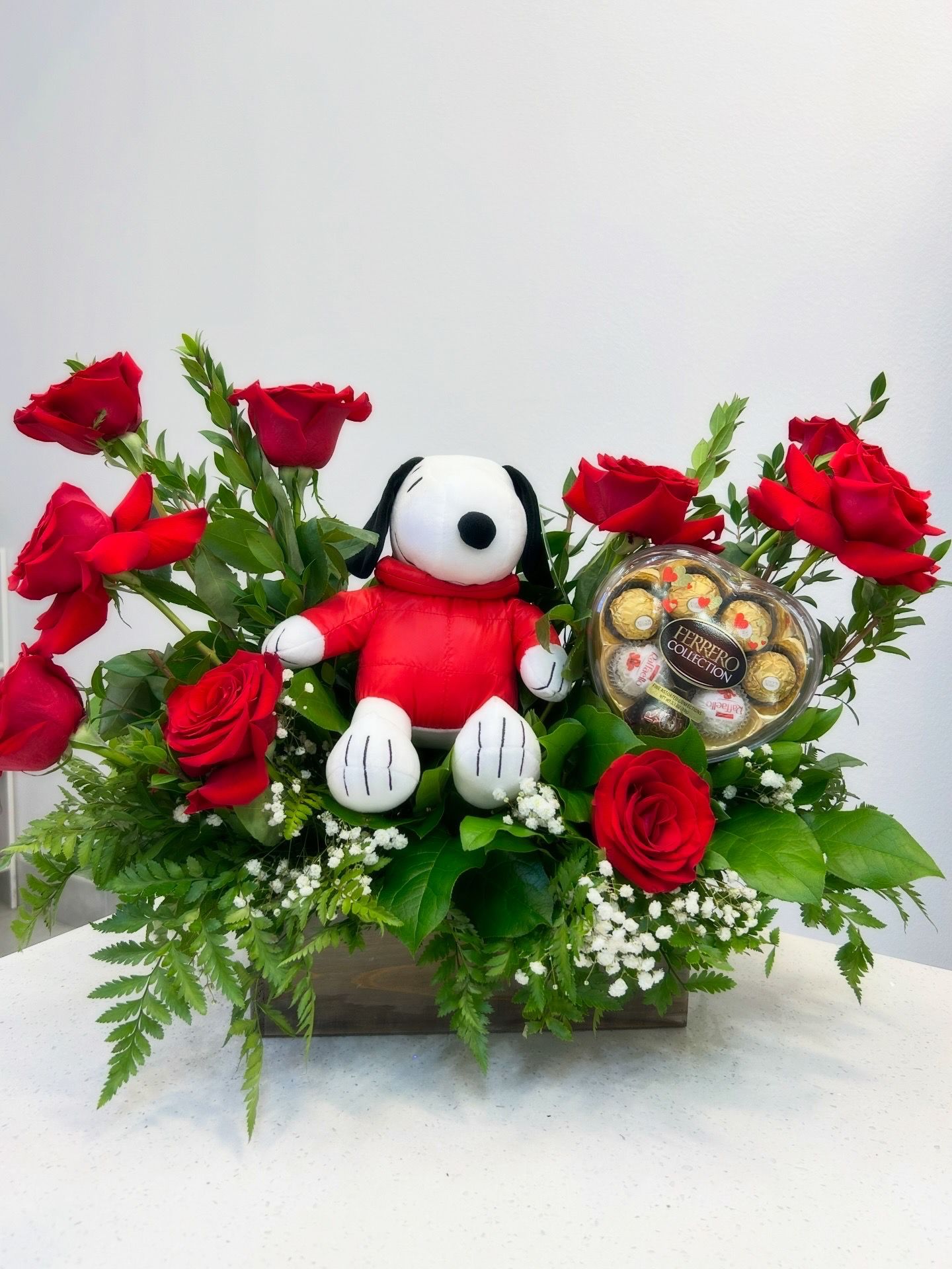 Snoppy red roses arrangement