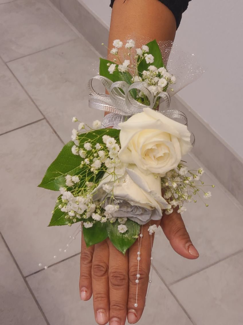 Brazalette White Roses